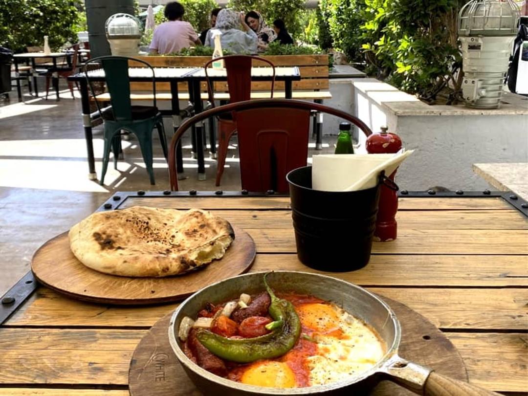 صبحانه در رستوران بیسترو بابیلون