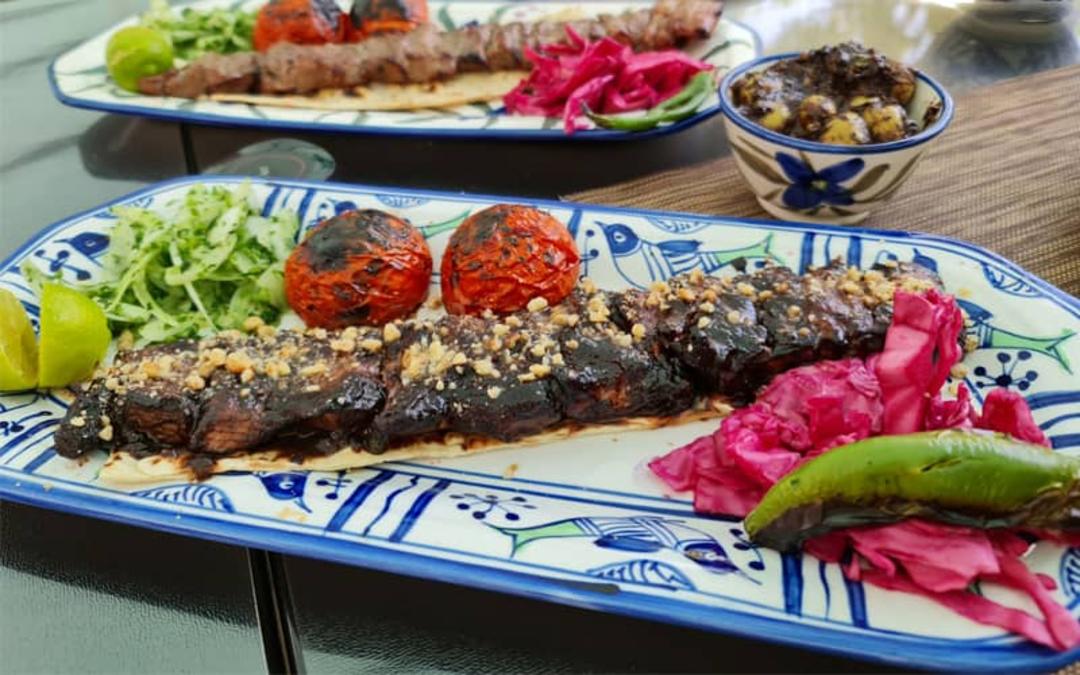 بشقاب های غذا در رستوران گیله گل