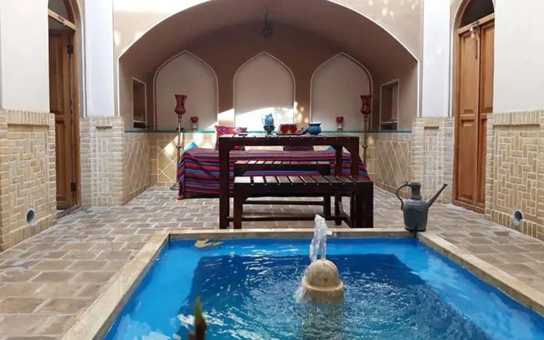 حیاط اقامتگاه بومگردی نه‌چم