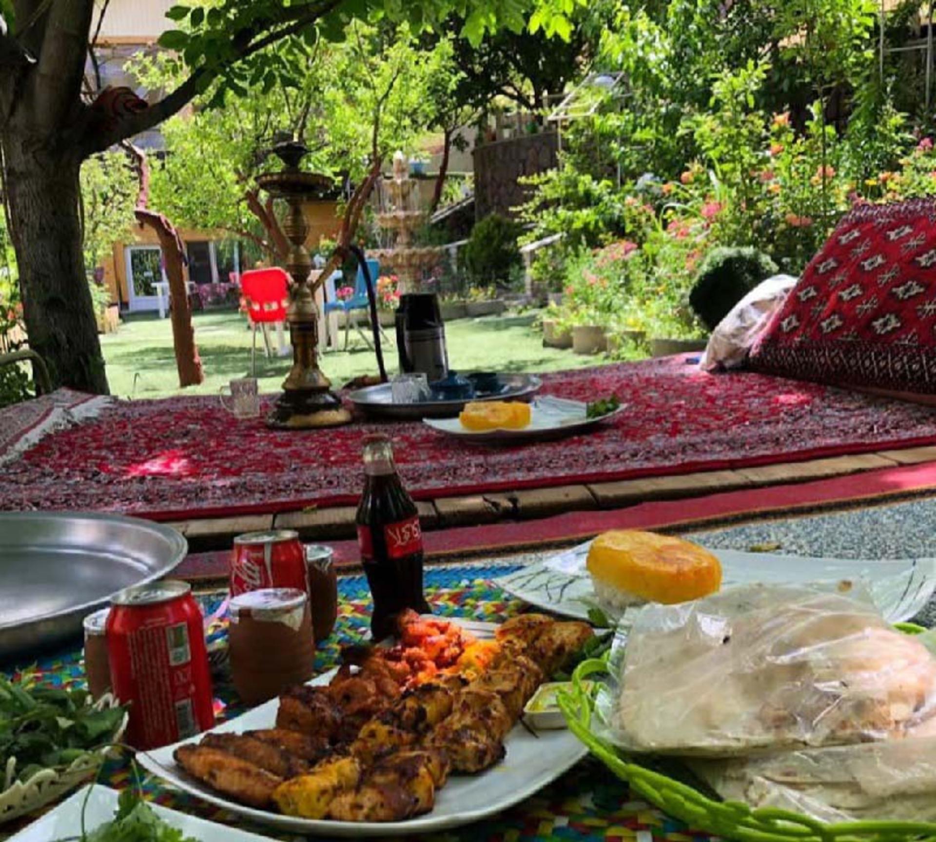 سرو غذا در تخت‌های سنتی بومگردی کوچه غار رودافشان