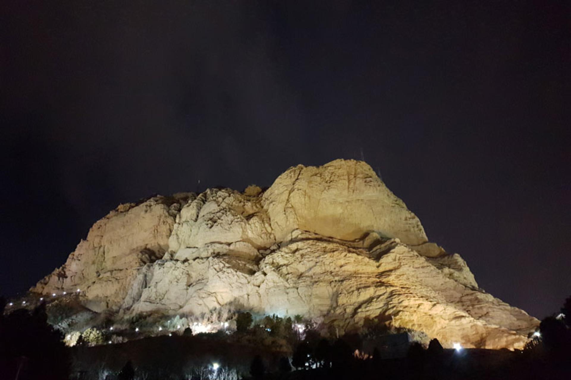 کوه صفه در شب