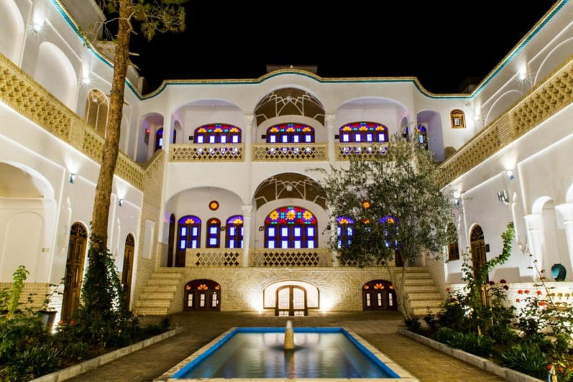اقامتگاه سنتی اطلسی در شب