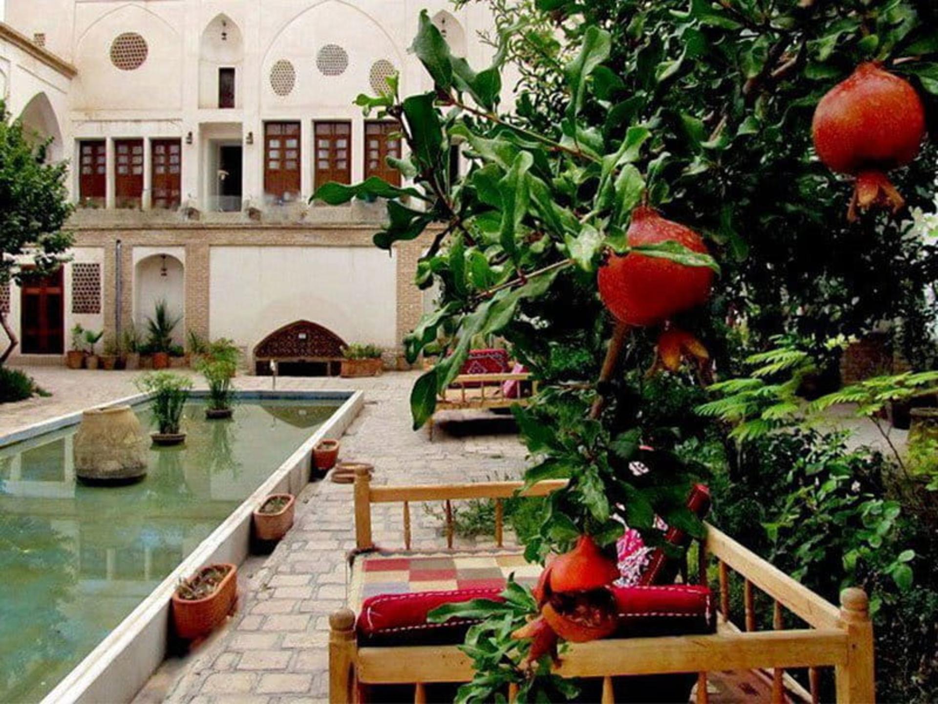 حیاط اقامتگاه بومگردی خانه تاریخی احسان