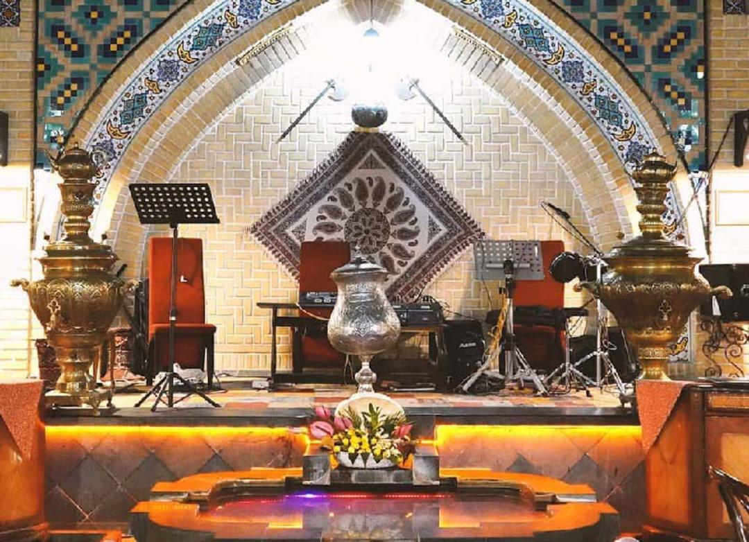 استیج موسیقی زنده در رستوران سنتی عقیق بابا قدرت تهران