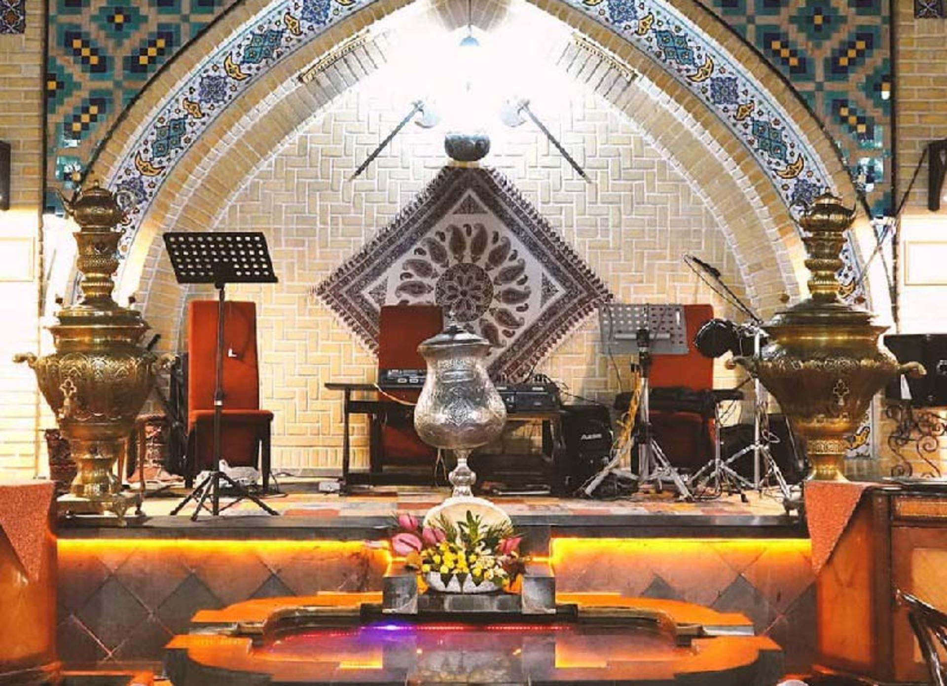 استیج موسیقی زنده در رستوران سنتی عقیق بابا قدرت تهران