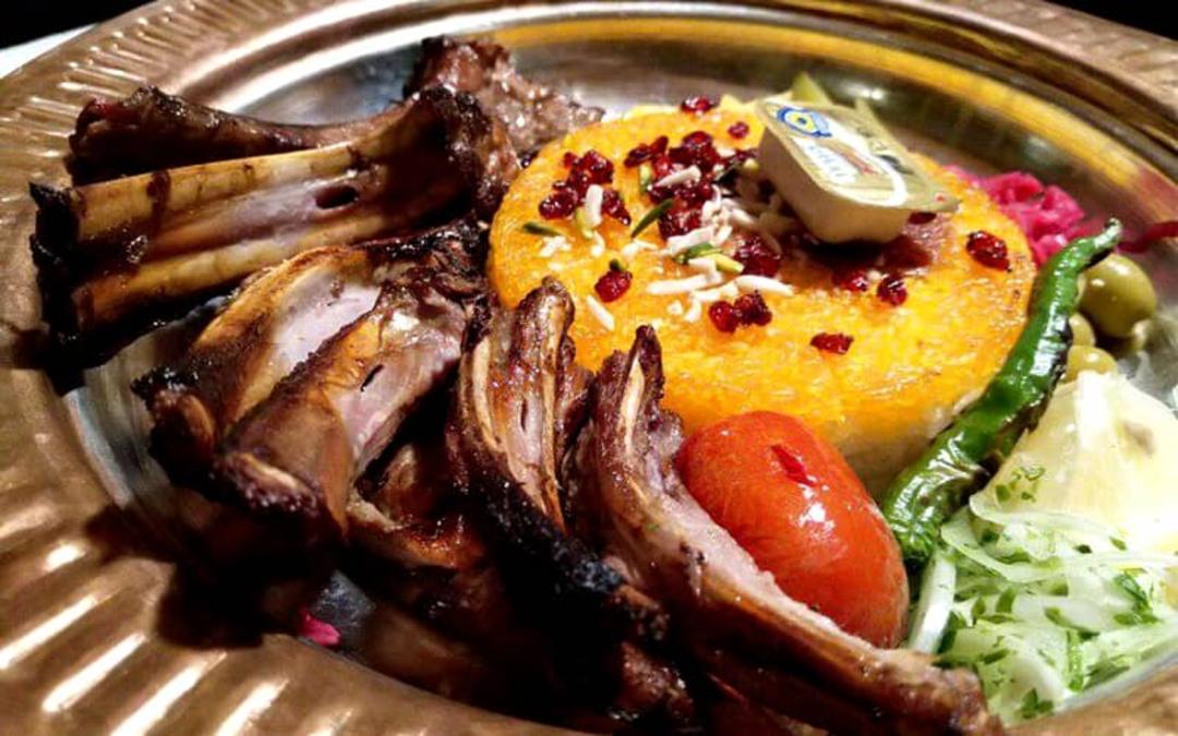 شیشلیک و برنج در رستوران الیاسام