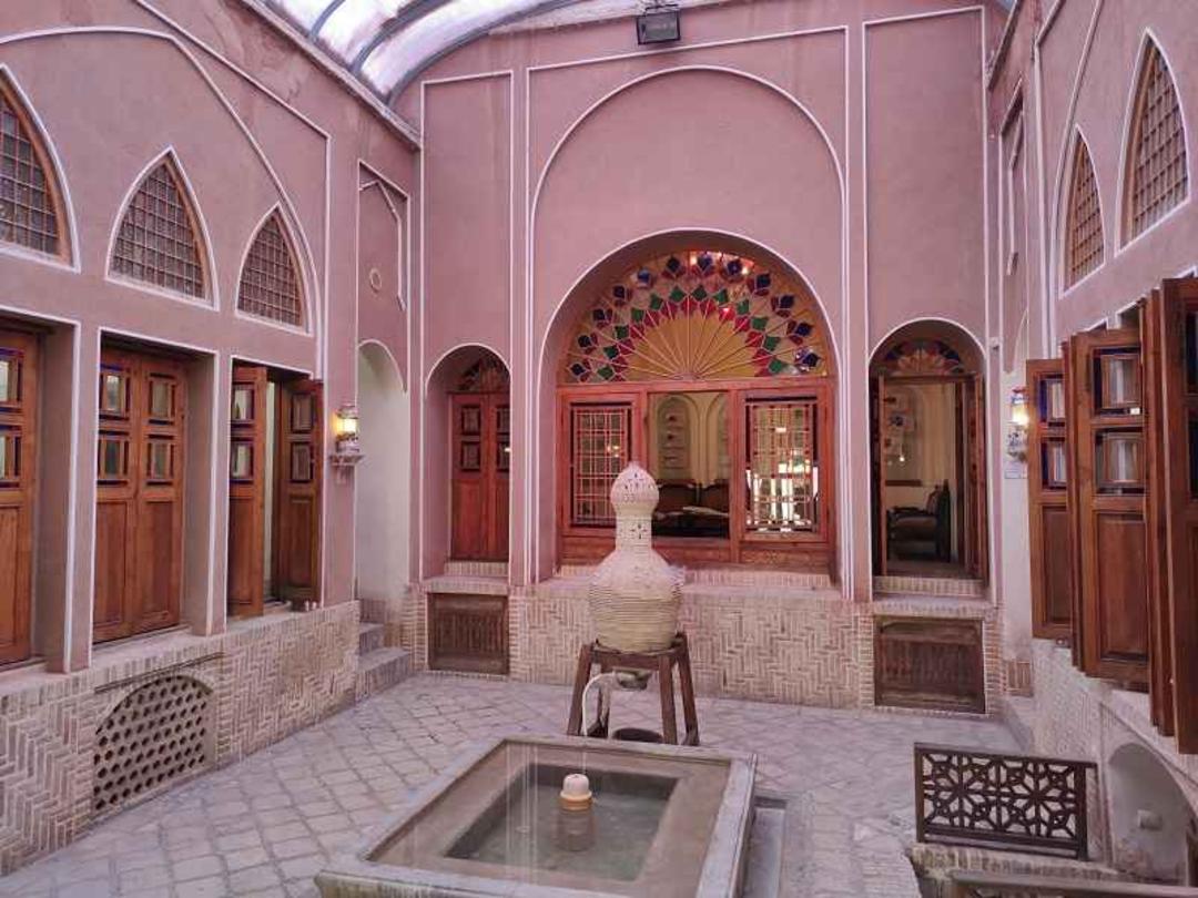 حیاط زیبای خانه تاج کاشان