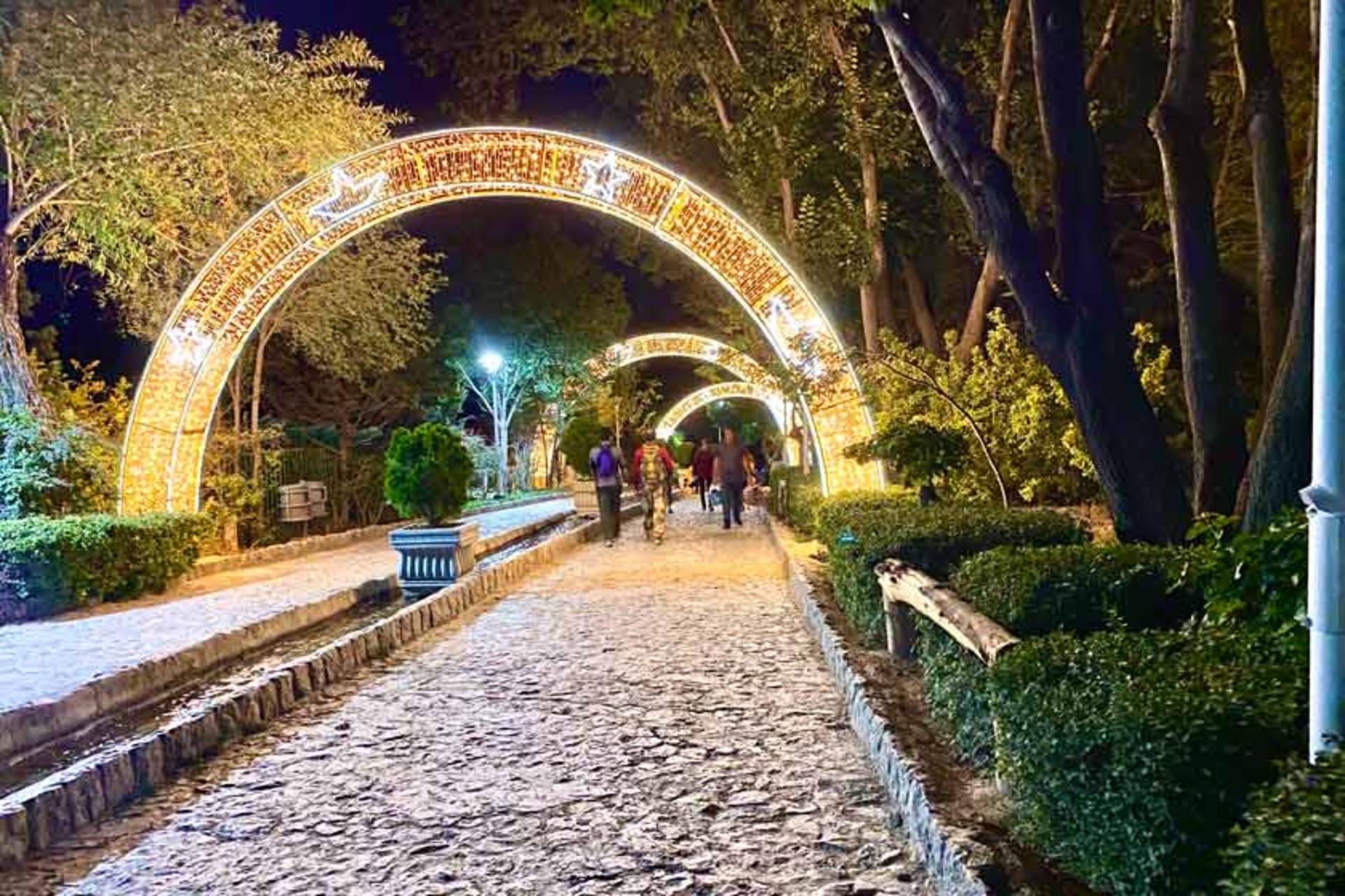 گردشگران در کوه صفه