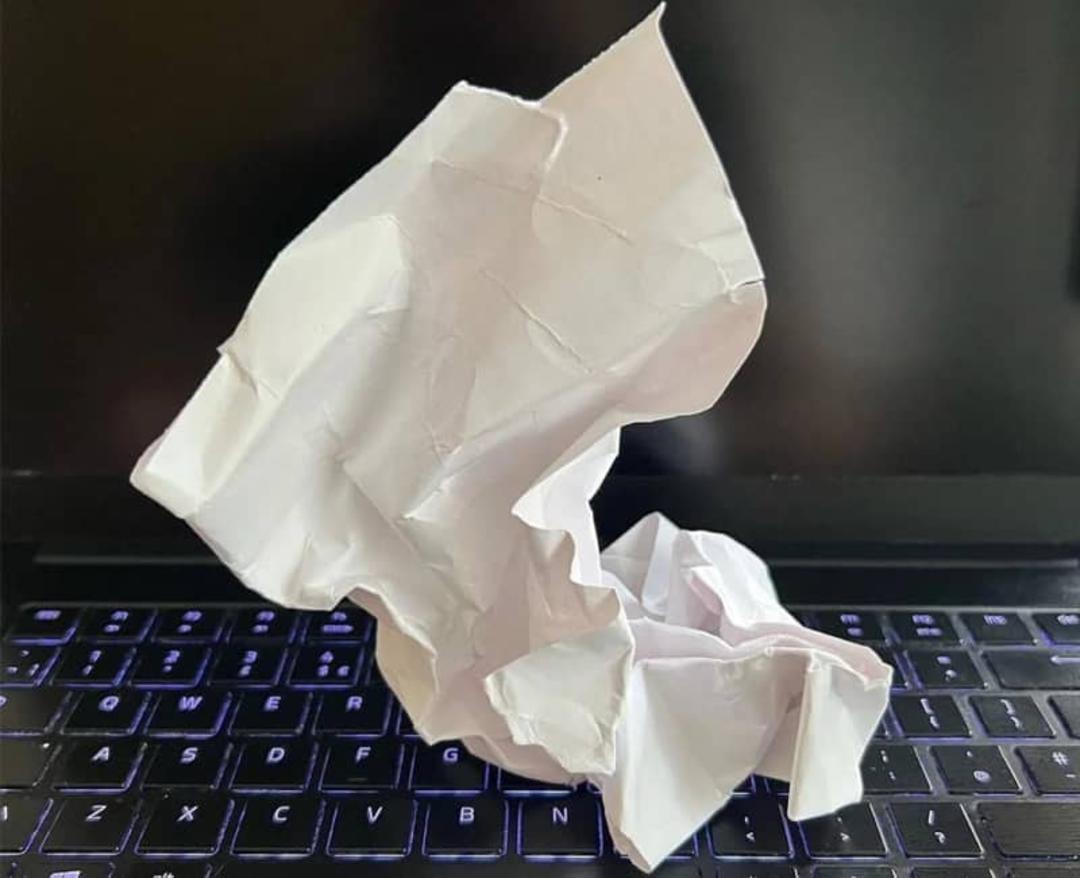 کاغذ مچاله روی کیبورد لپ تاپ