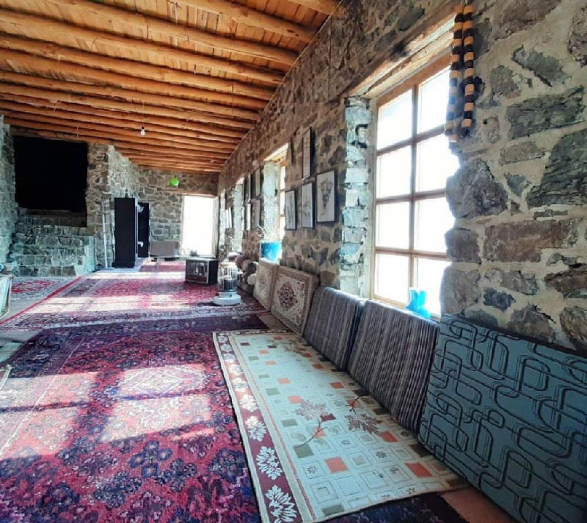 بوم‌گردی ارگ سنگی سنگان، کلبه سنگی