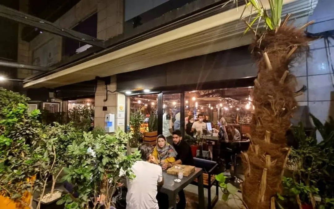 محوطه روباز رستوران فلورانس