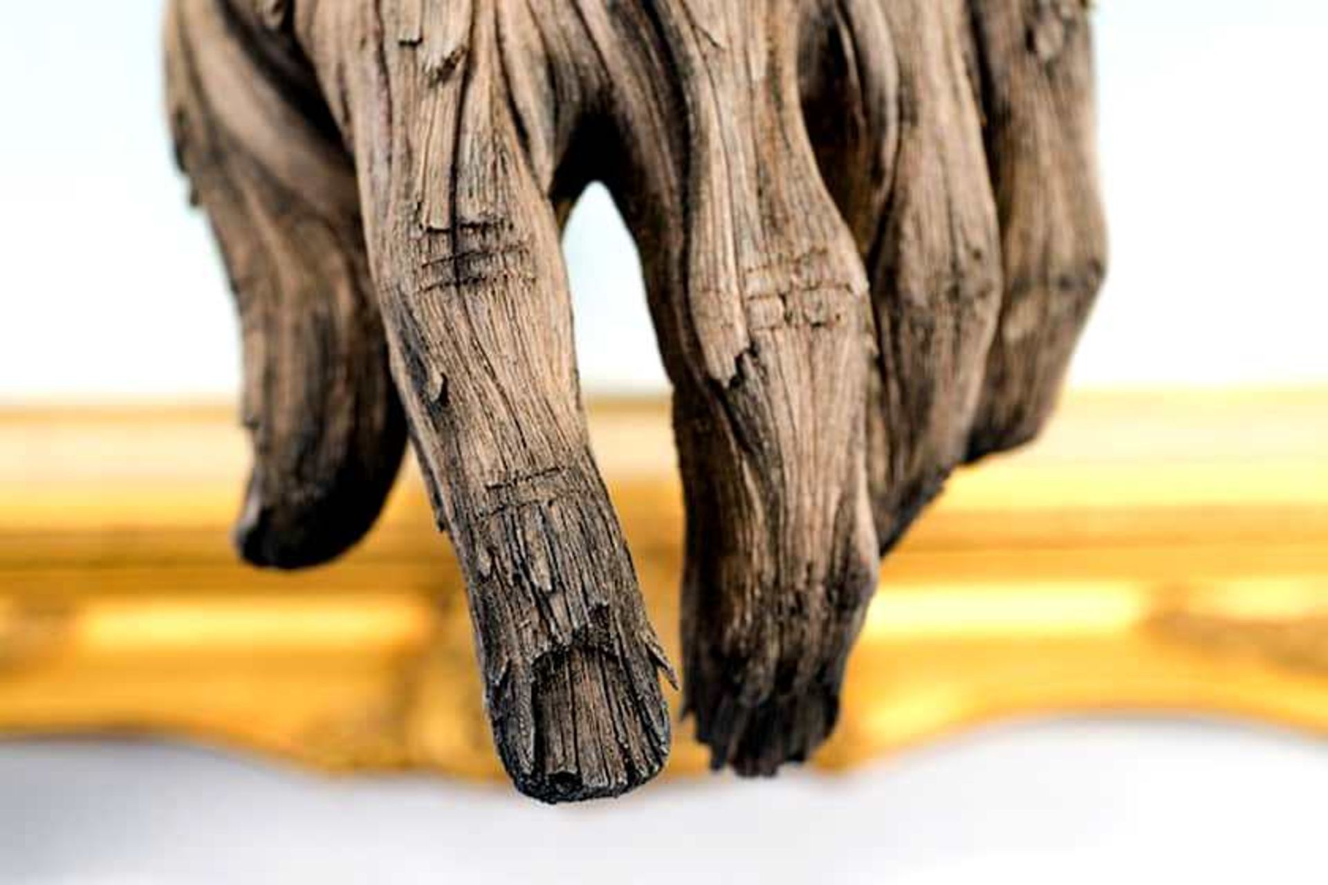 مجسمه چوبی یک دست