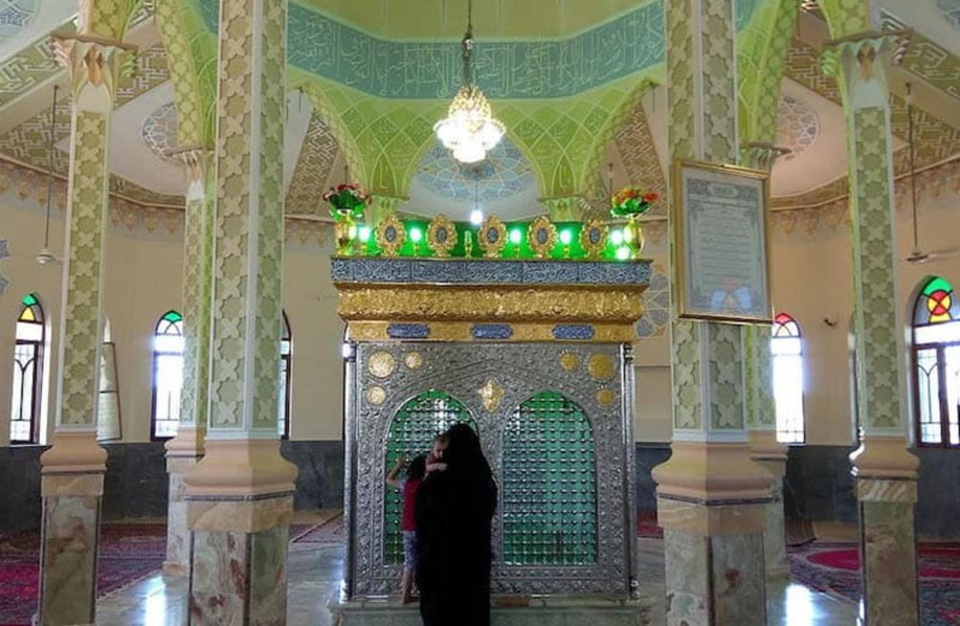 ضریح امامزاده قاسم با نورپردازی سبز