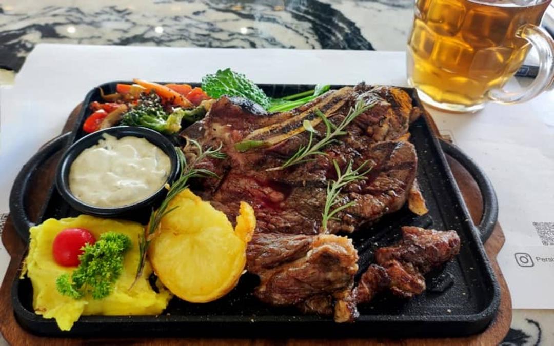 بشقاب غذا در رستوران رویال گلکسی