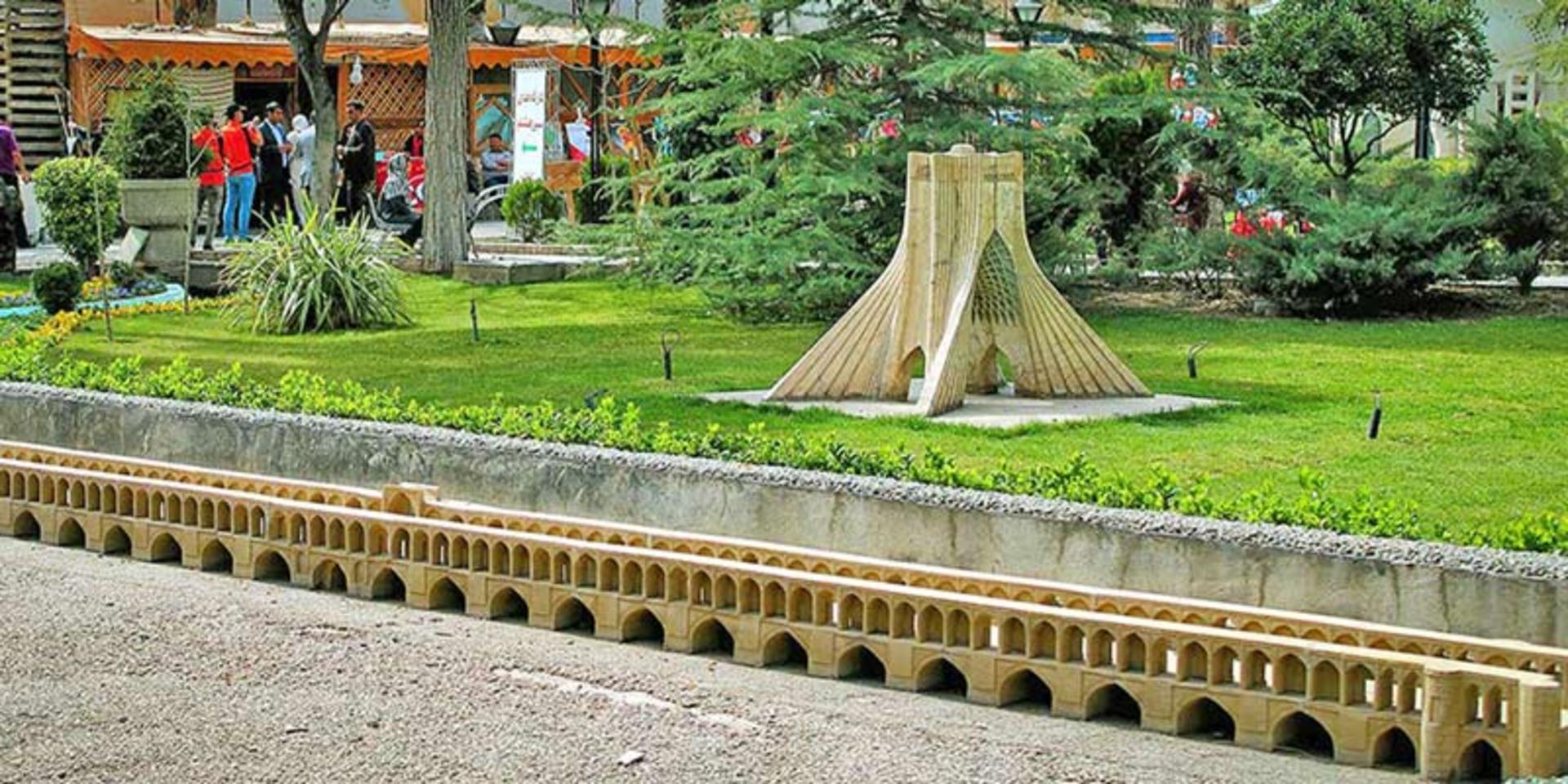 ماکت میدان آزادی و سی و سه پل اصفهان در محوطه باغ موزه هنر ایرانی