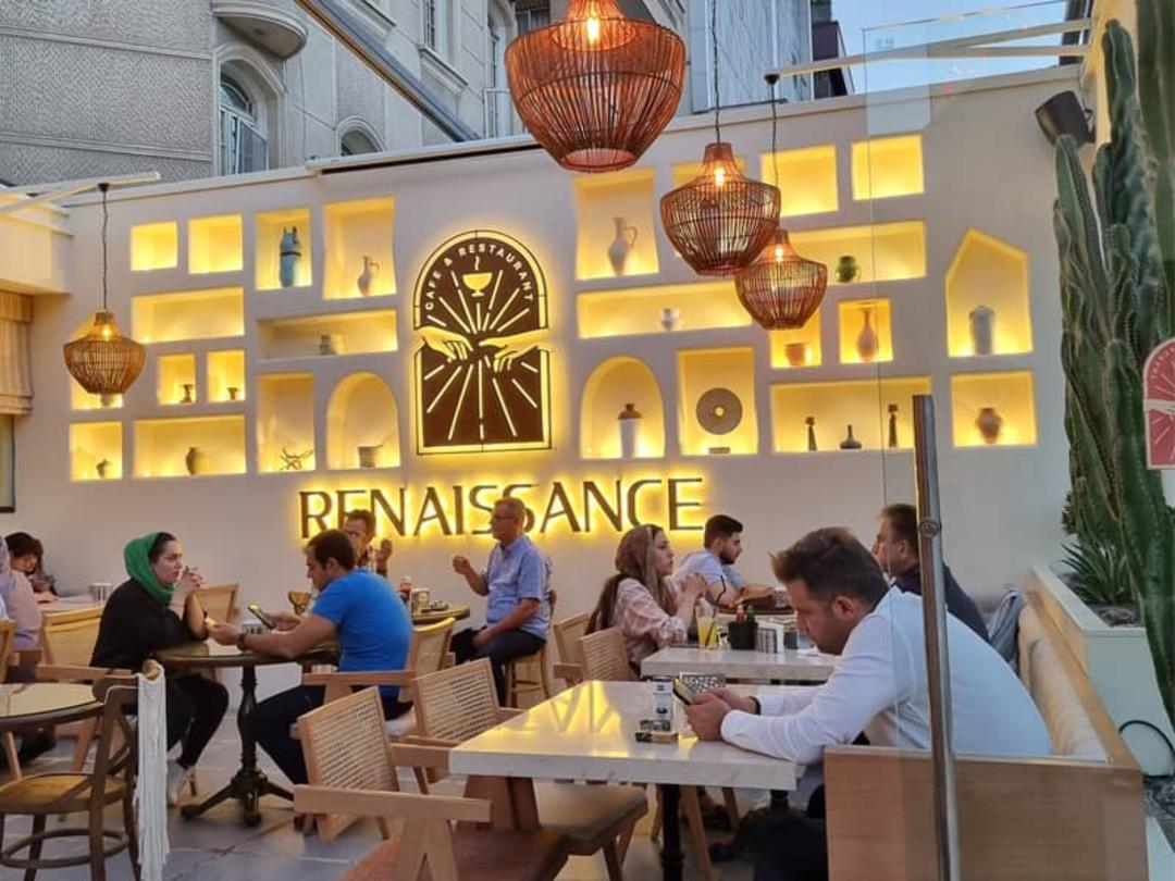 محوطه روباز رستوران رنسانس