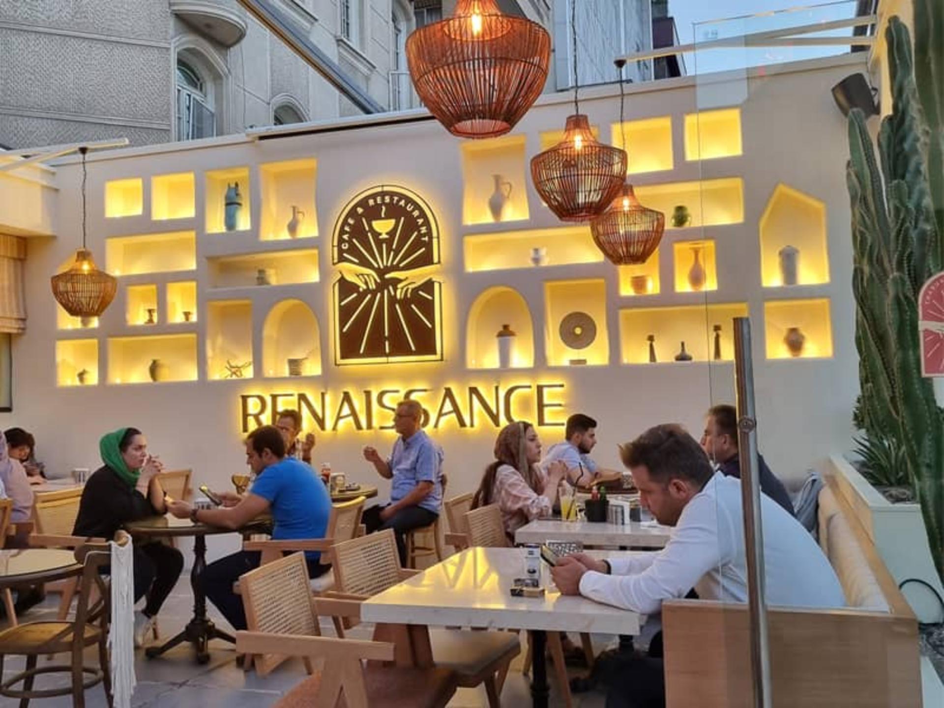 محوطه روباز رستوران رنسانس