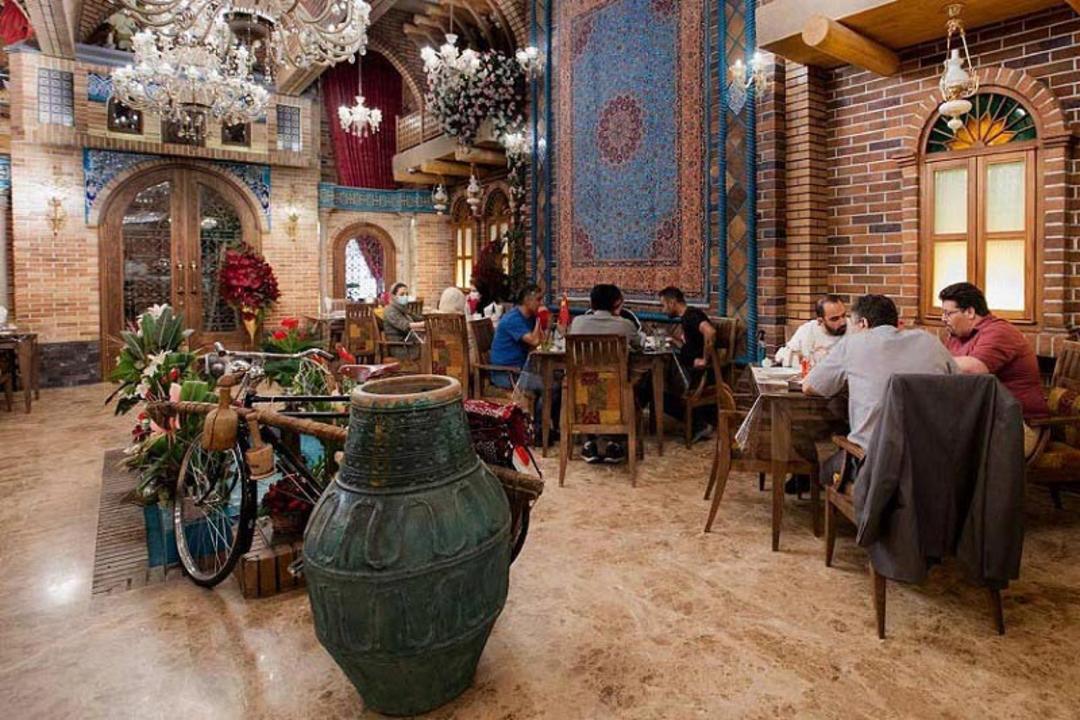 فضای داخلی کاخ رستوران آپادانا تهران