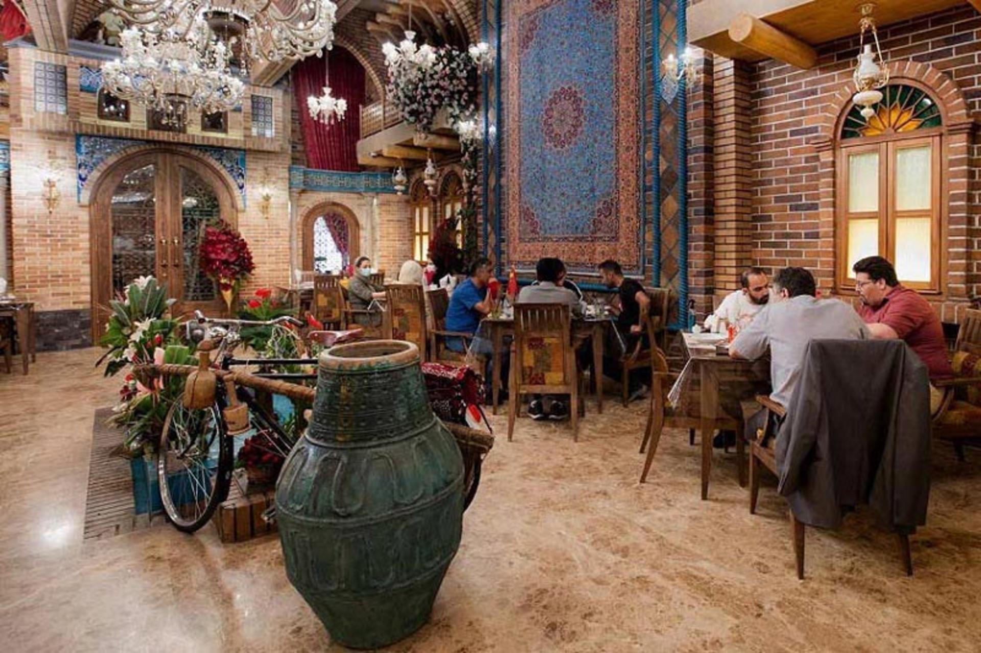 فضای داخلی کاخ رستوران آپادانا تهران