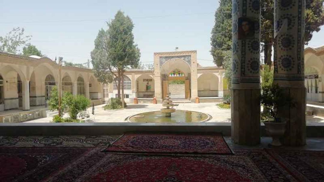 صحن امامزاده هادی کاشان