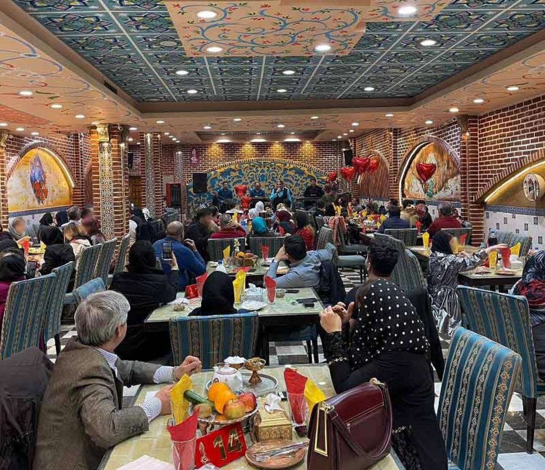 موسیقی زنده در رستوران سنتی عمارت لاله