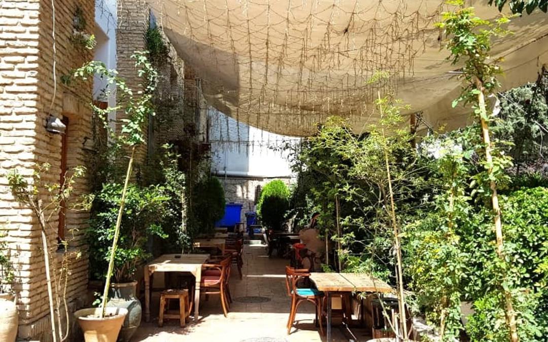 محوطه روباز رستوران مس توران