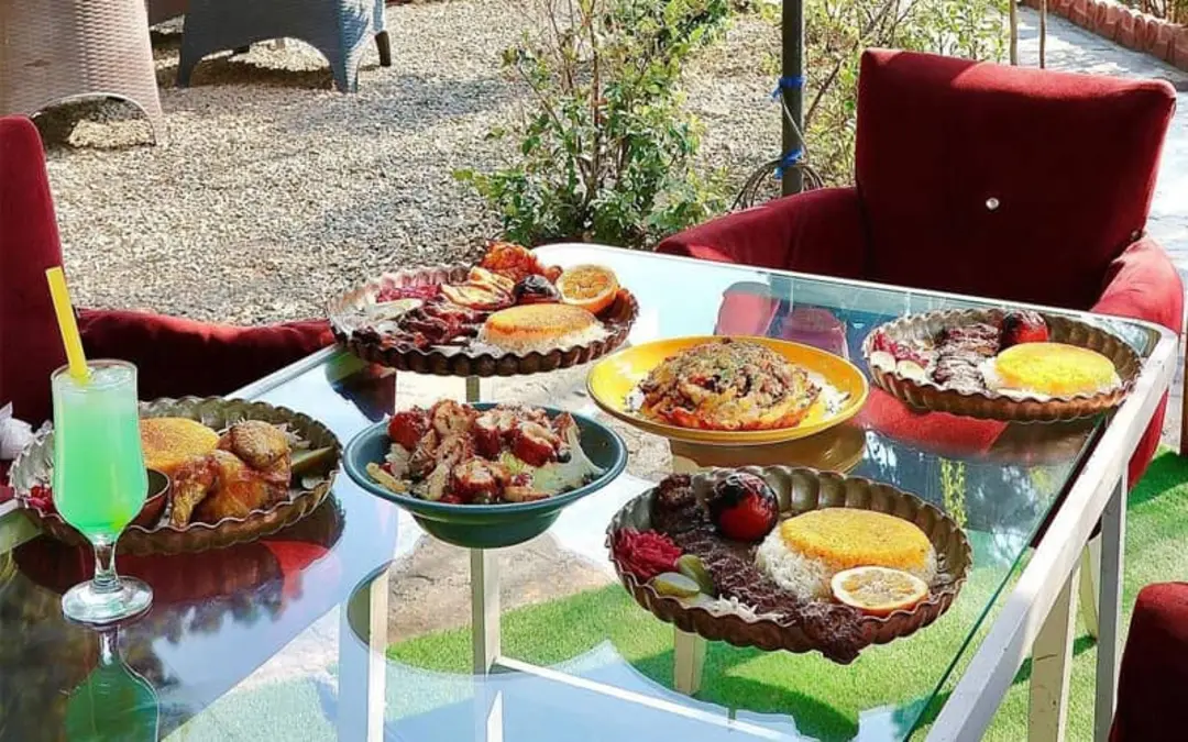 میز غذا در رستوران نارون