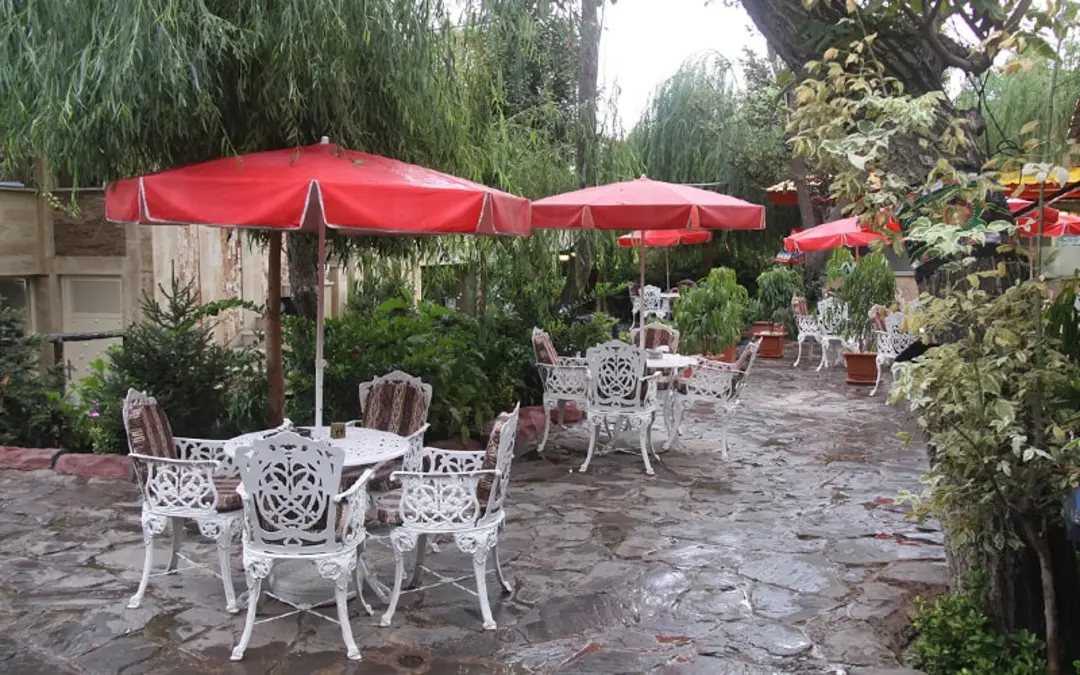 محوطه باغ رستوران طبیعت