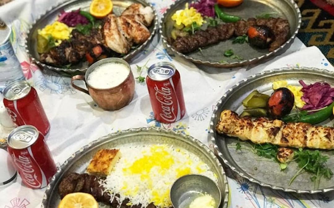 سینی های غذا در رستوران طبیعت