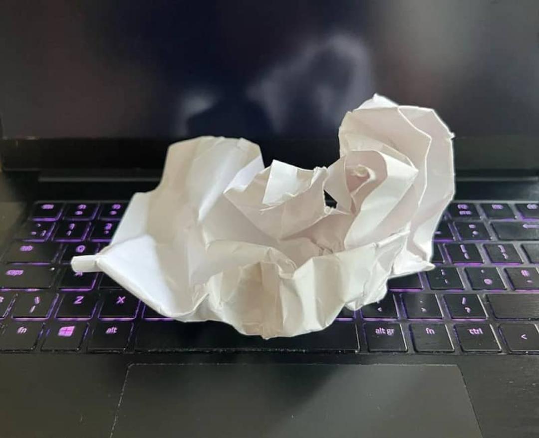 کاغذ مچاله روی لپ تاپ