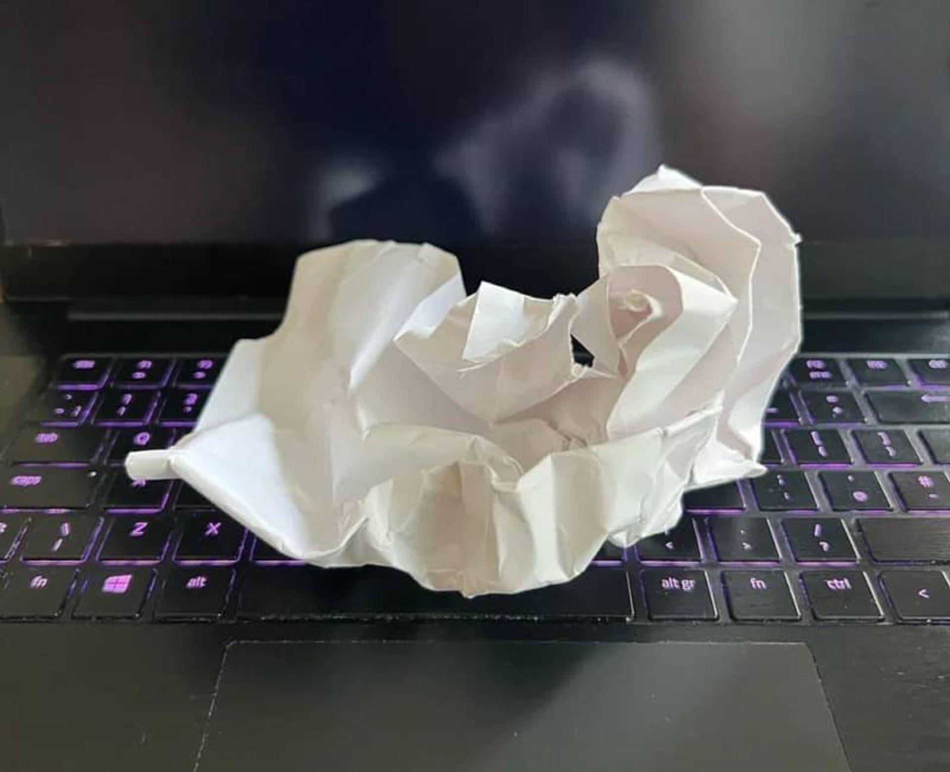 کاغذ مچاله روی لپ تاپ