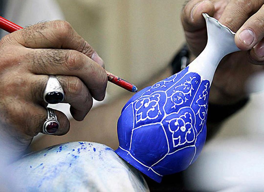 رنگ و طرح روی گلدان میناکاری 