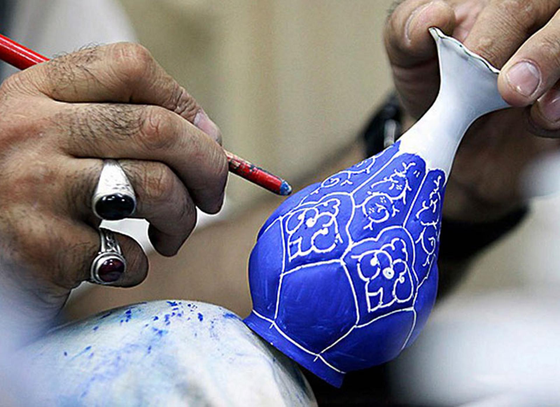 رنگ و طرح روی گلدان میناکاری 