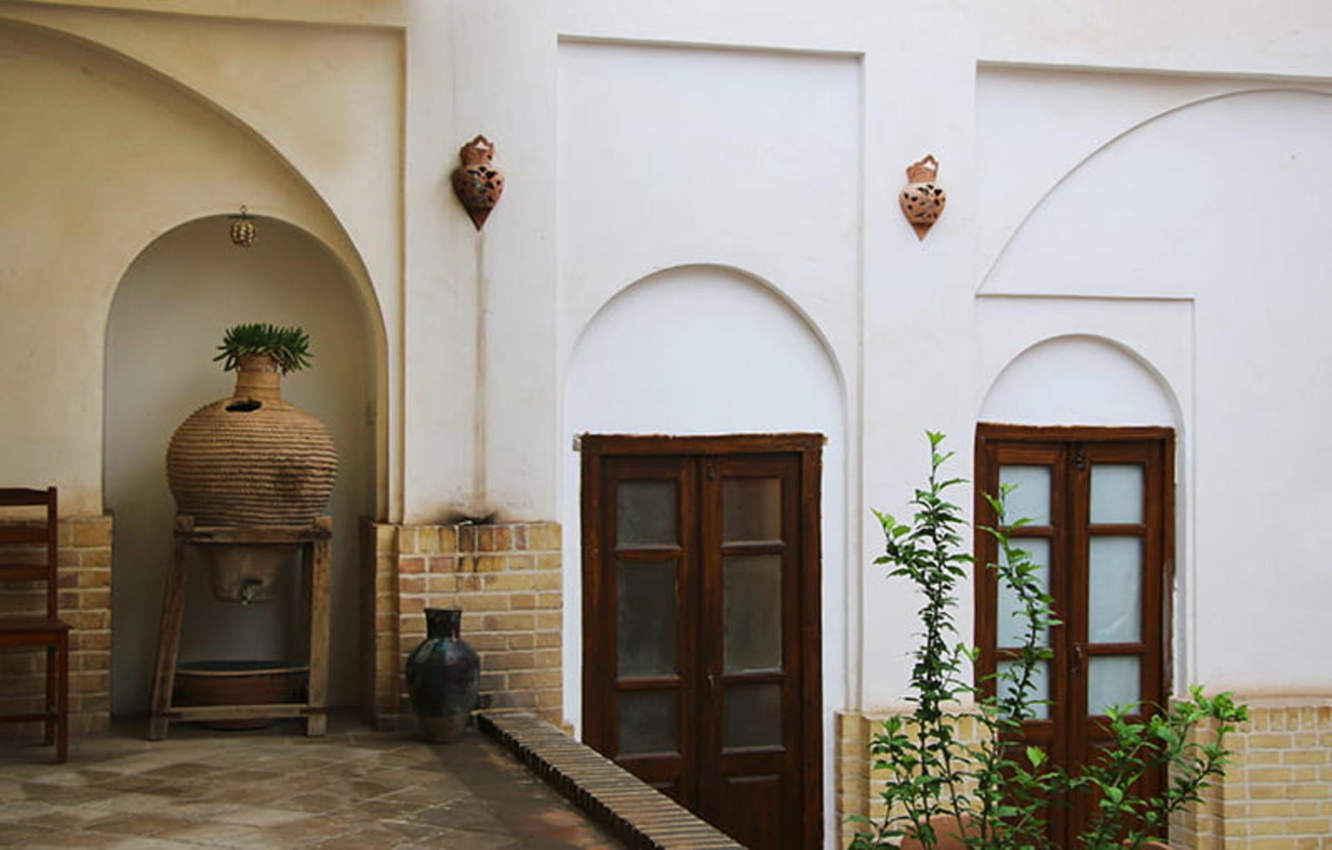 محوطه اقامتگاه خانه تاریخی نگین