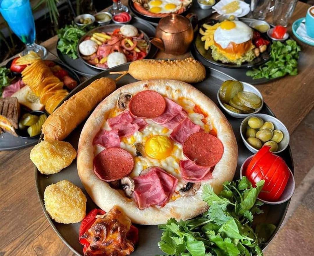 میزی با انواع غذاها در رستوران ژوان