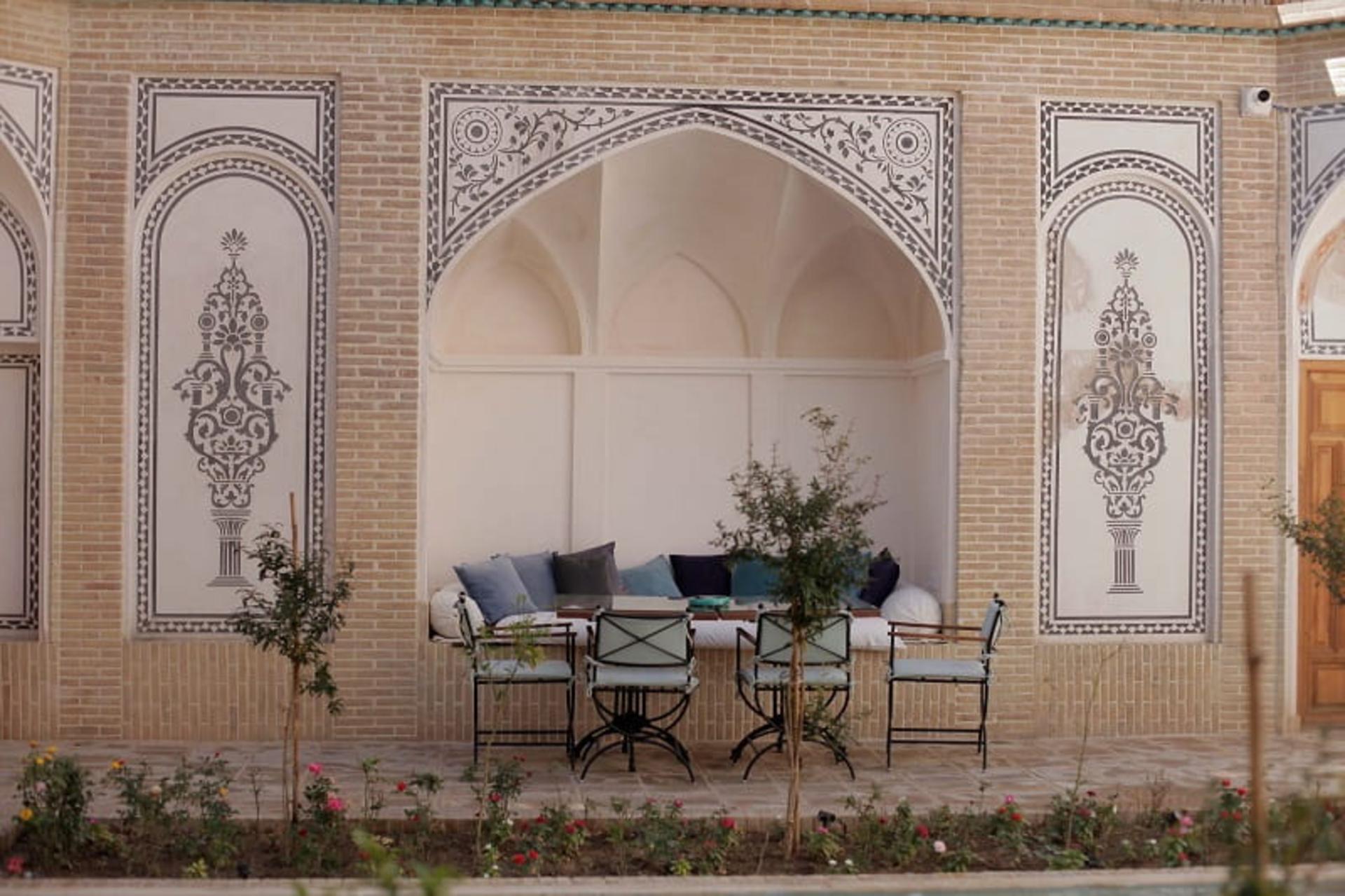 حیاط اقامتگاه سنتی سوریجان