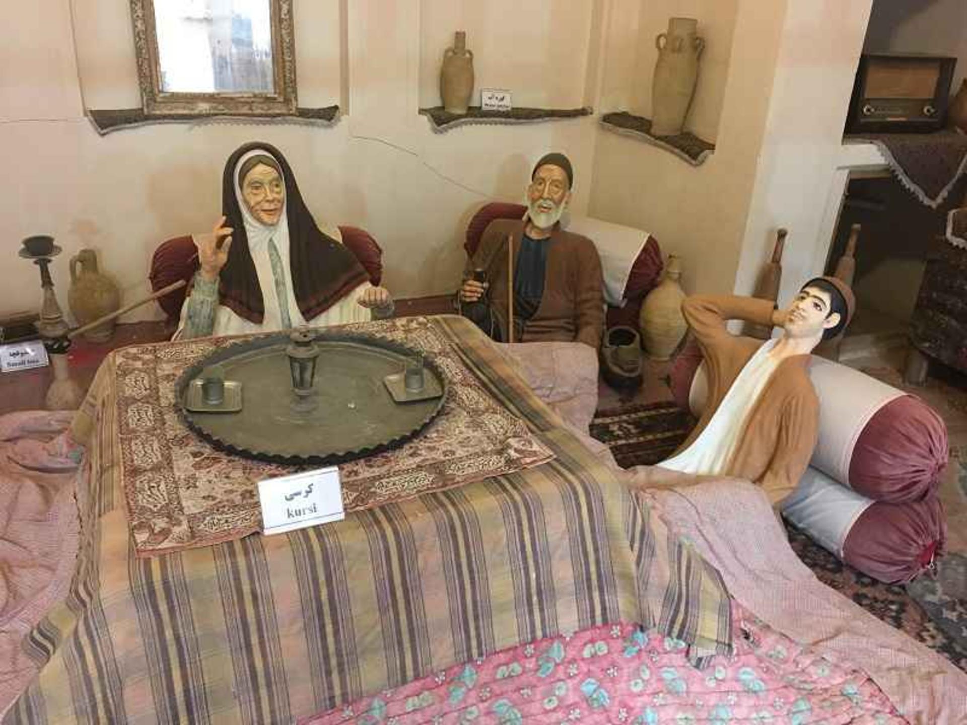 کرسی و ماکت های افراد در خانه تاج کاشان