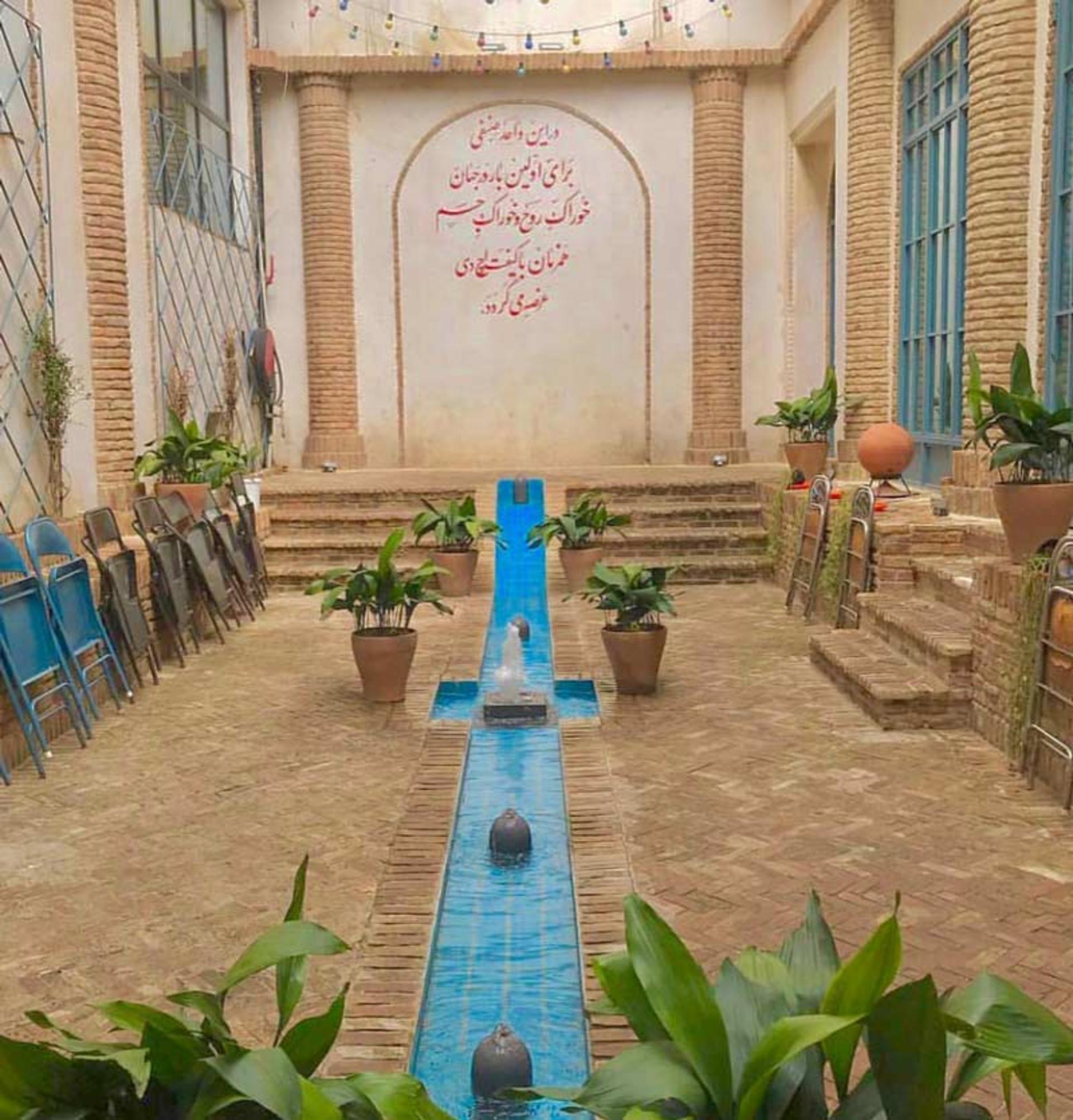 محوطه داخل رستوران روحی تجریش با حوض فیروزه ای