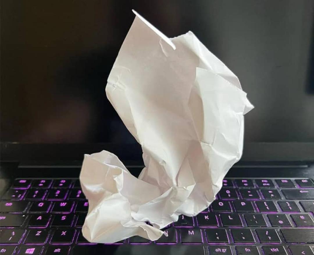 کاغذ مچاله‌شده روی لپ‌ تاپ