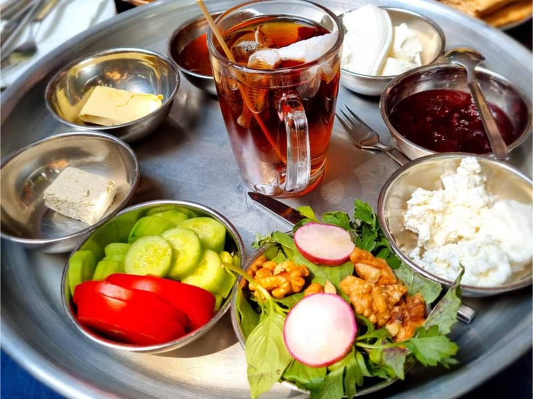 سینی صبحانه در رستوران چای بار