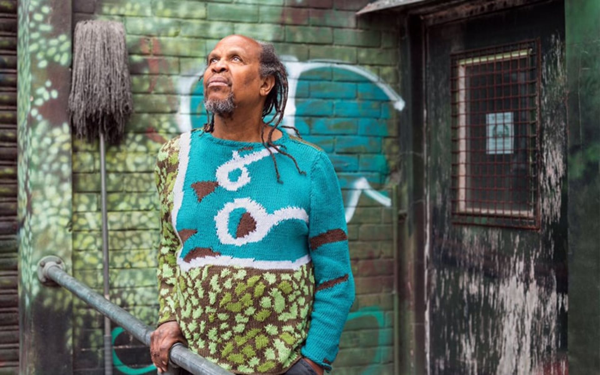 لباس پیرمردی همرنگ با دیوار خانه