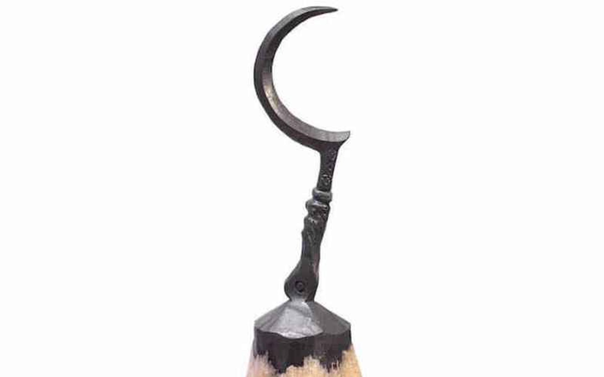 مجسمه داس روی نوک مداد