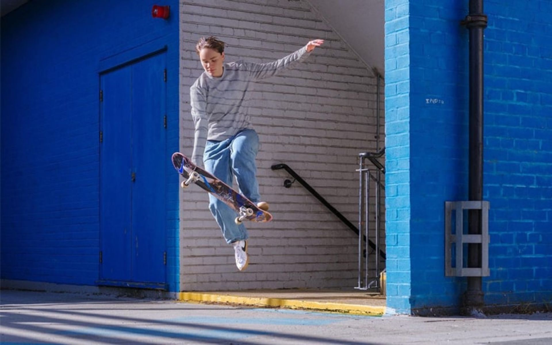 لباس دختری همرنگ با دیوار