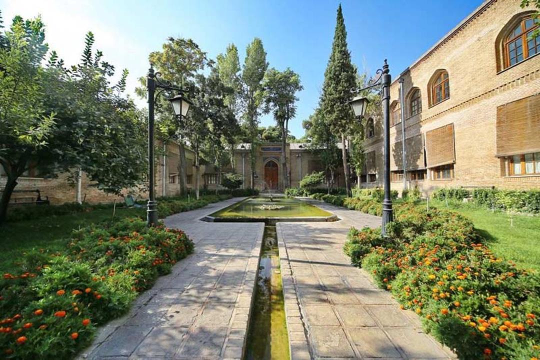 محوطه مقابل عمارت تاریخی باغ موزه نگارستان