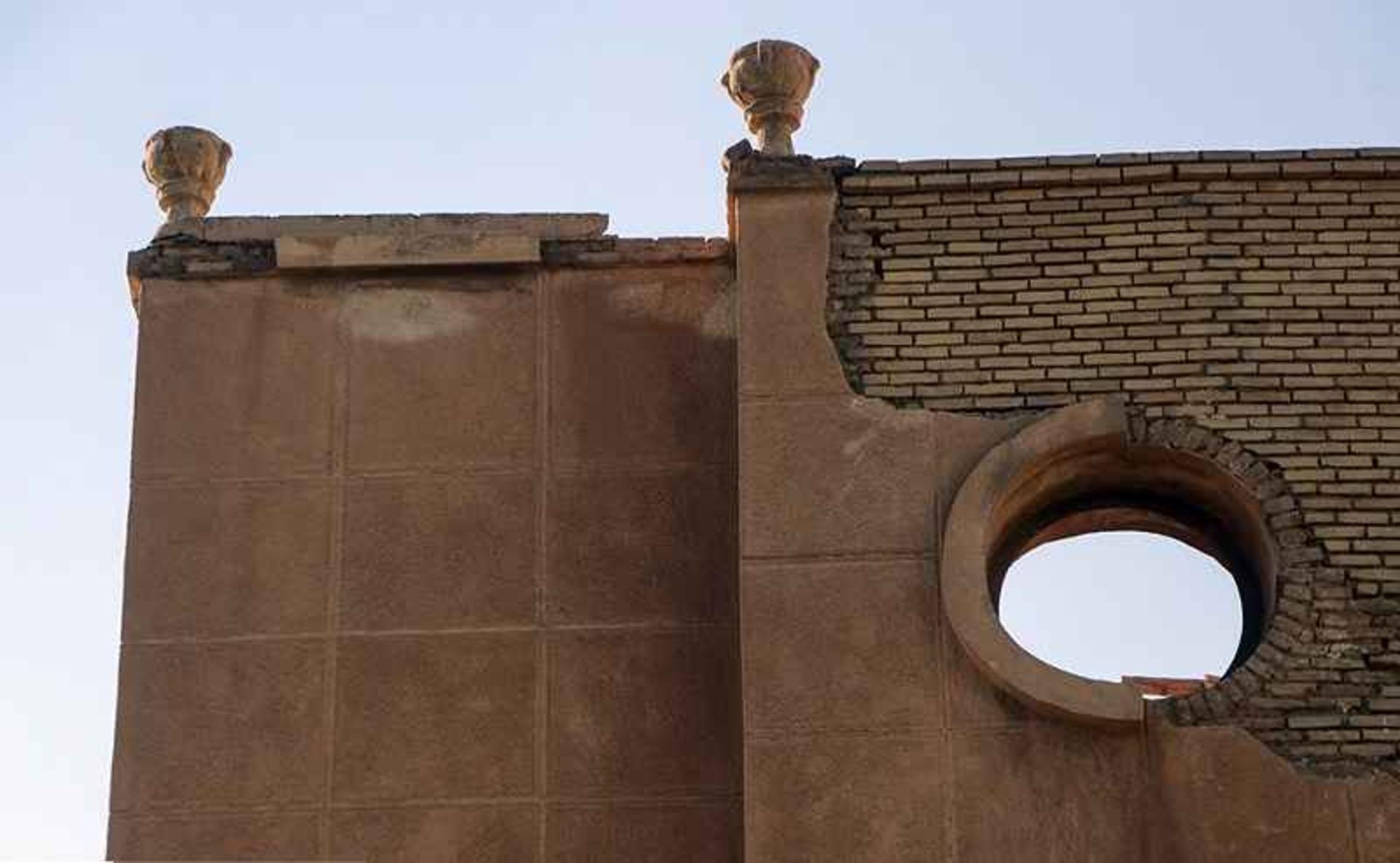 نمای تخریب شده هتل قو اهواز