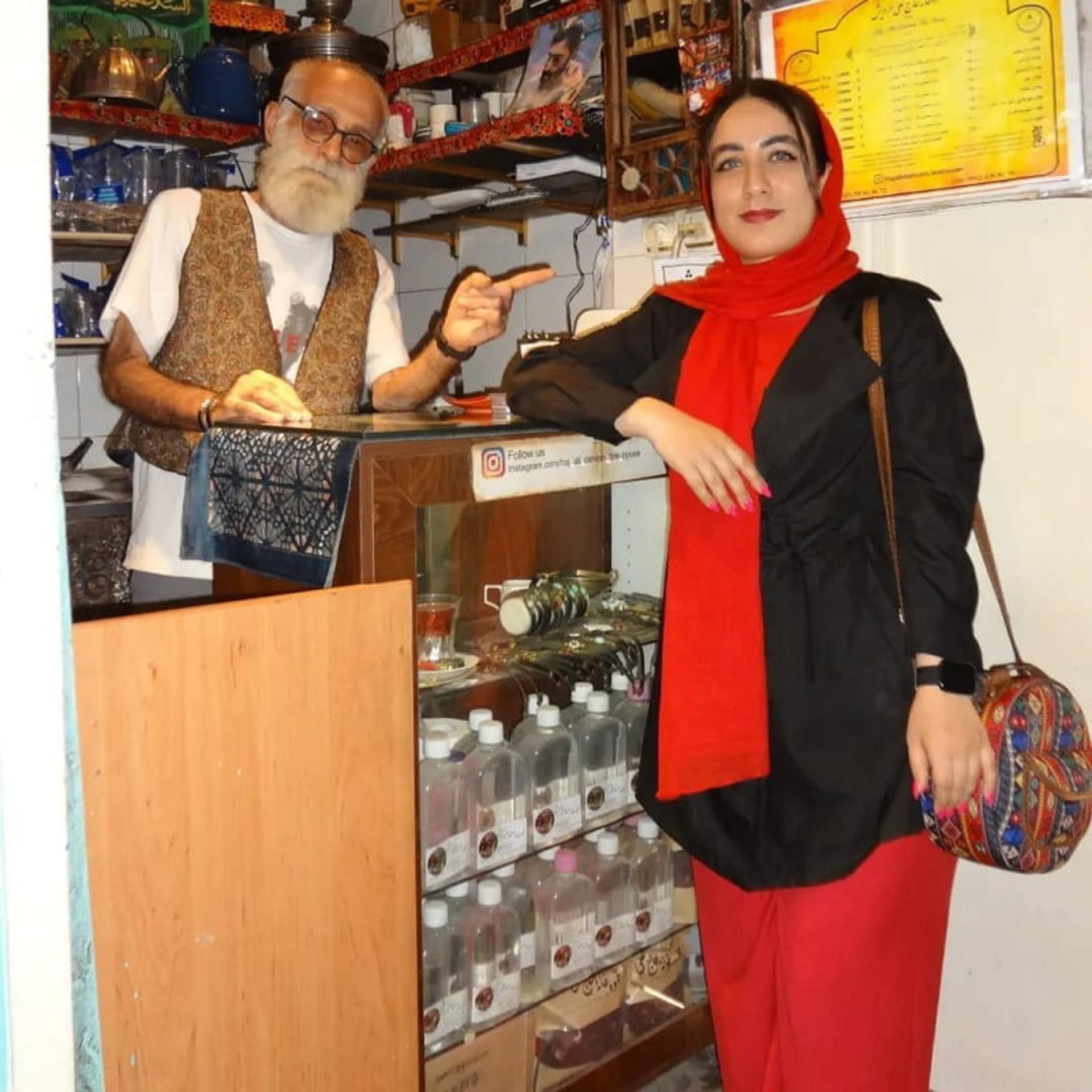 ارتباط حاج کاظم درویش با گردشگران