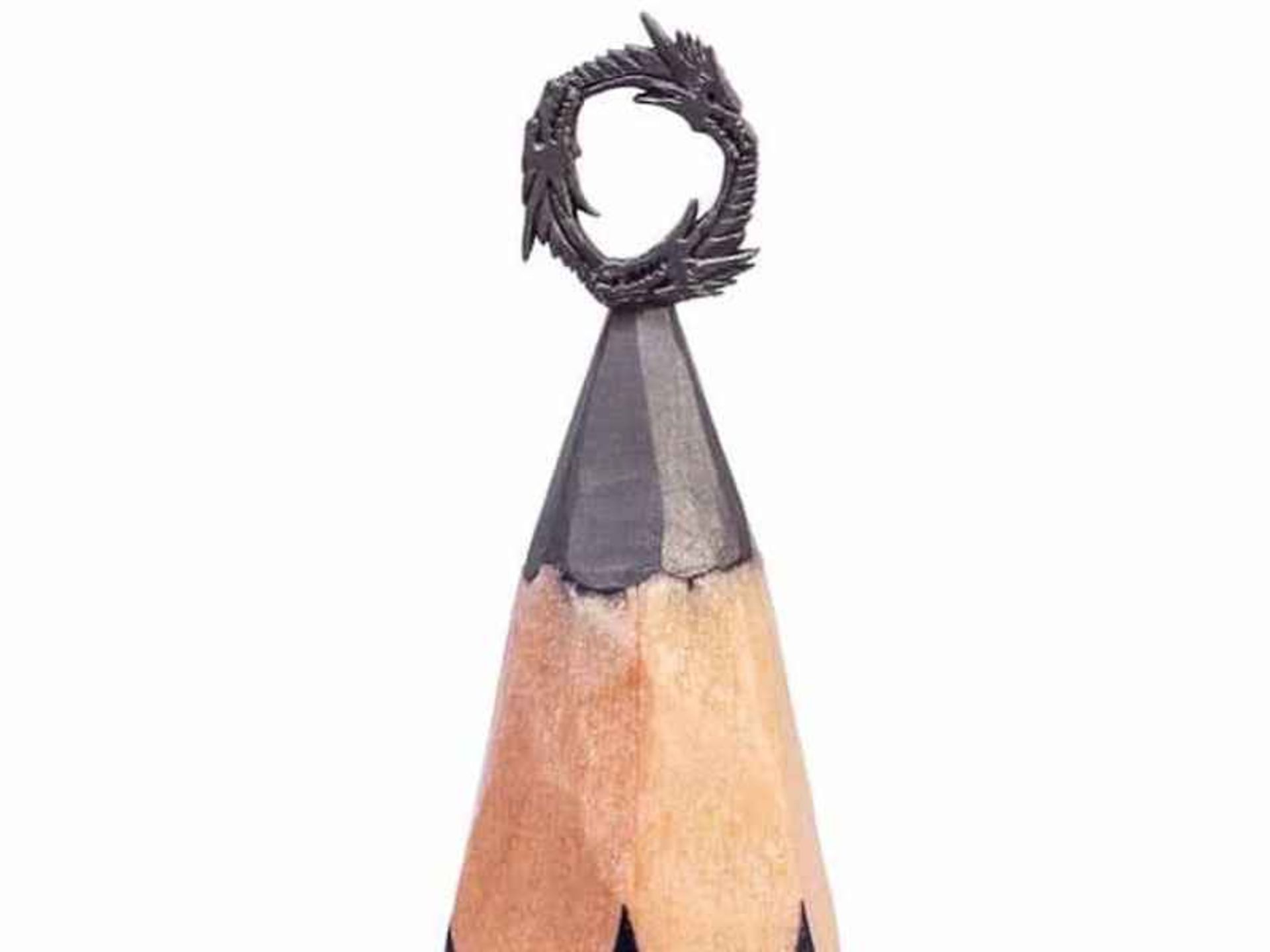 مجسمه مینیاتوری روی مداد