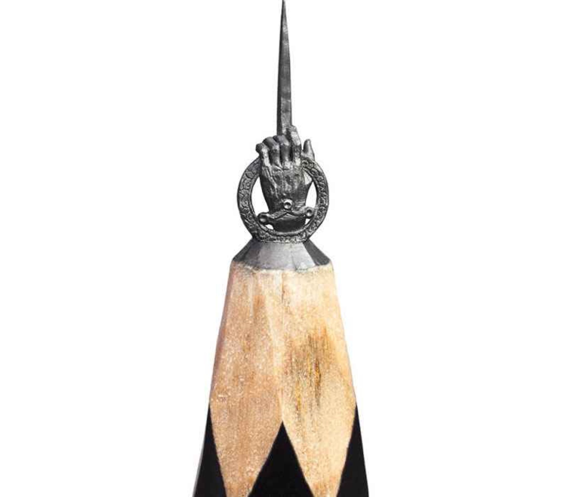 مجسمه شمشیر روی مداد