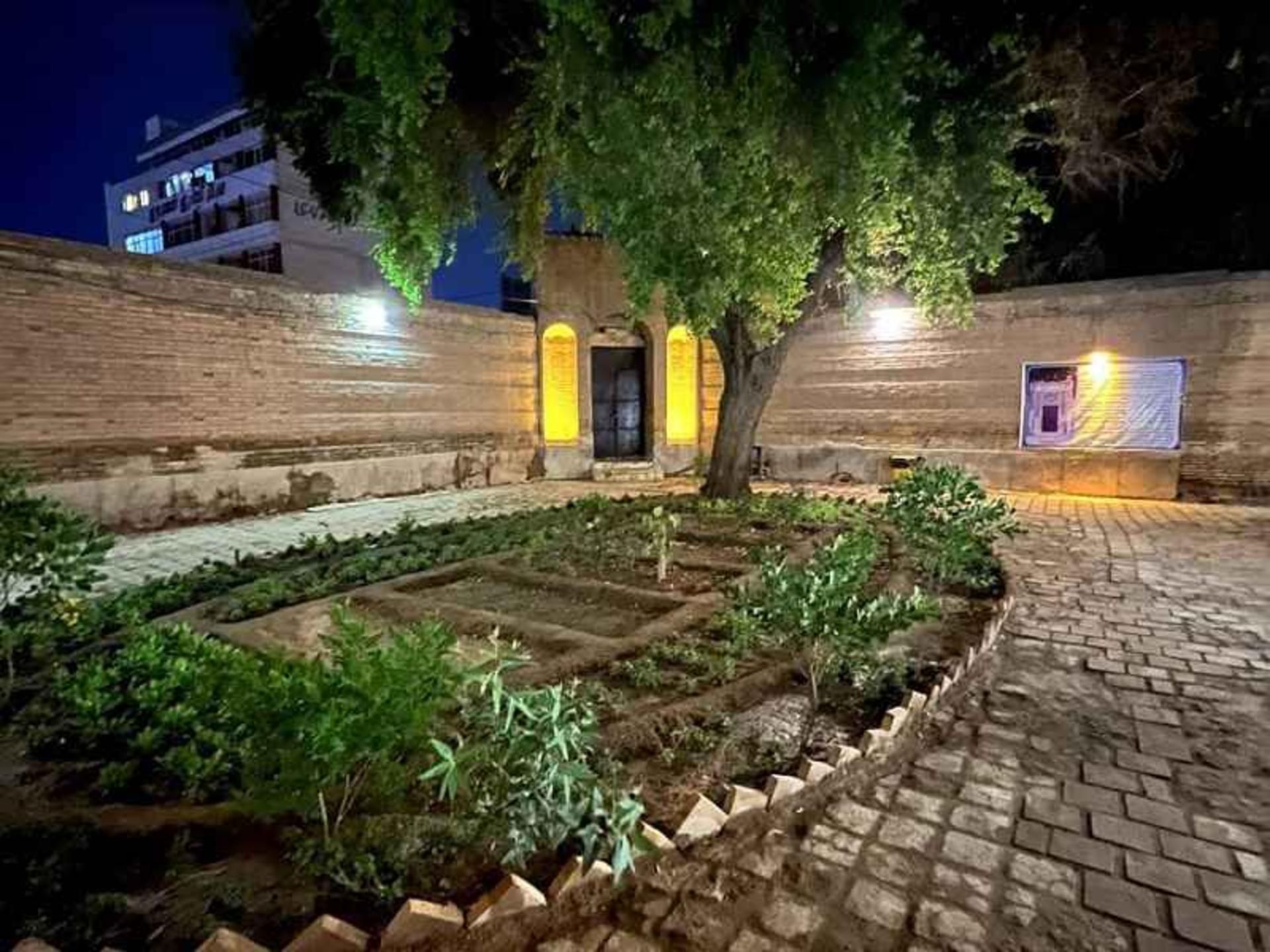 حیاط هتل قو اهواز