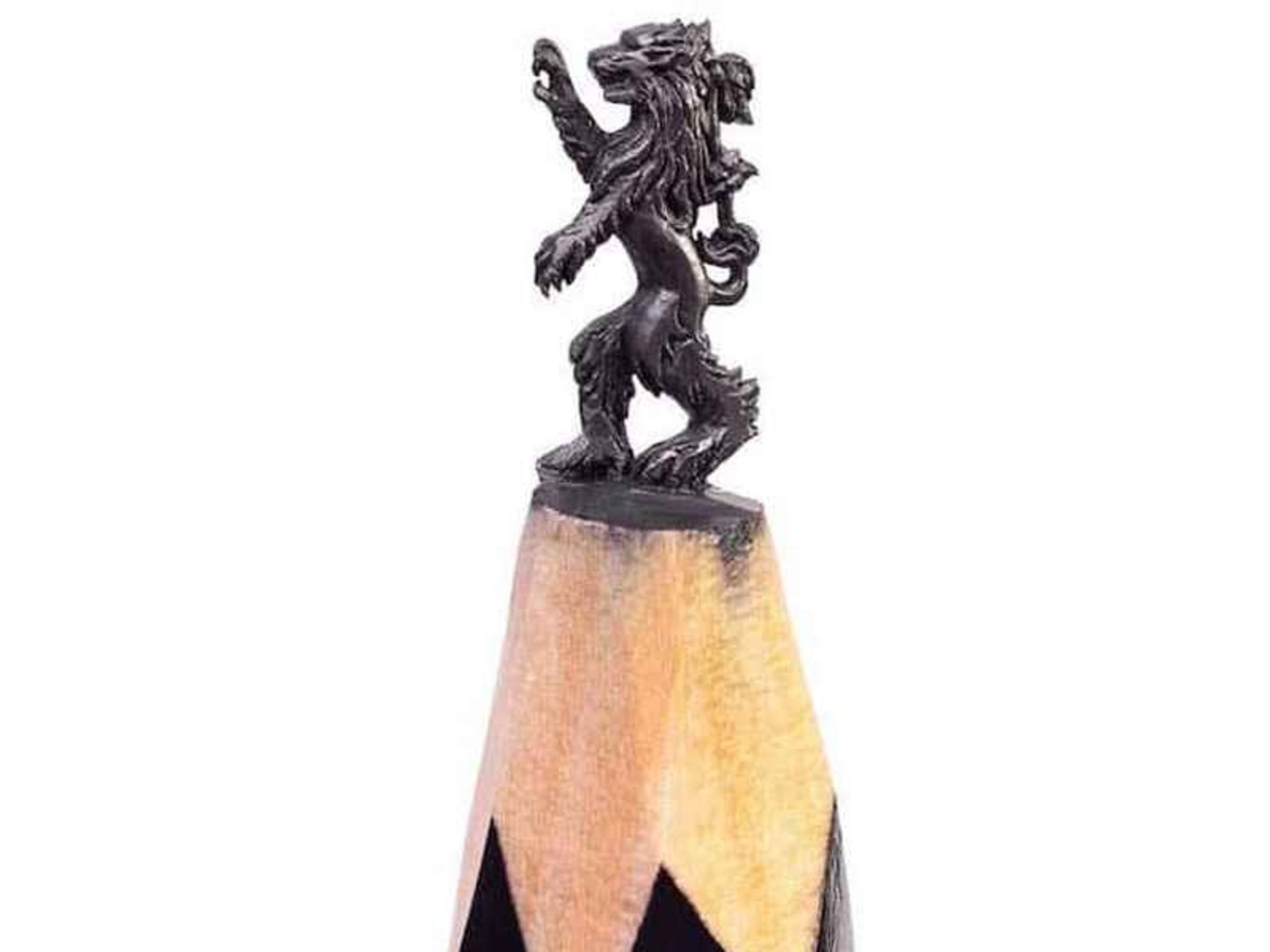 مجسمه حیوان روی مداد